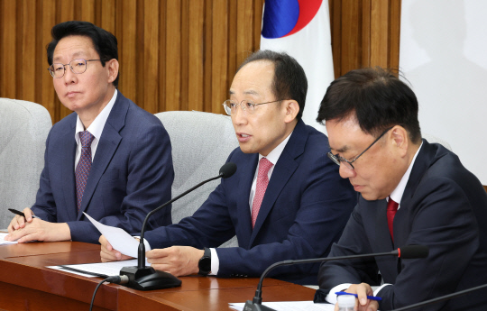 추경호(가운데) 국민의힘 원내대표가 29일 국회에서 열린 국정감사대책회의에서 발언하고 있다. [연합뉴스 제공]